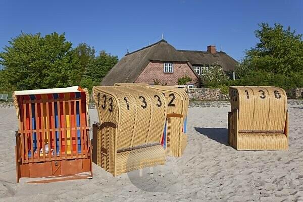 Bildagentur | mauritius images | Thatched-roof house on the beach of